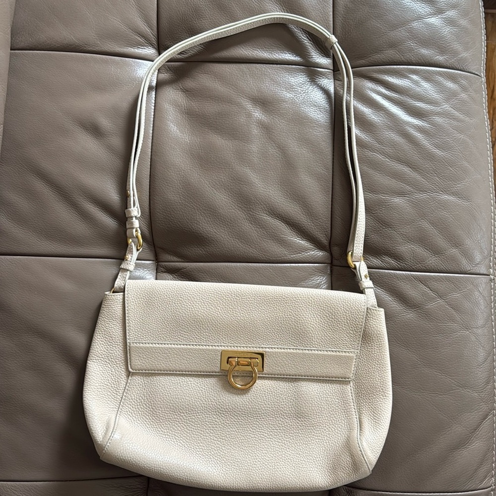 💯 Auth Ferragamo bag